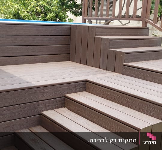 דק עץ חום עם מדרגות ובריכה קטנה